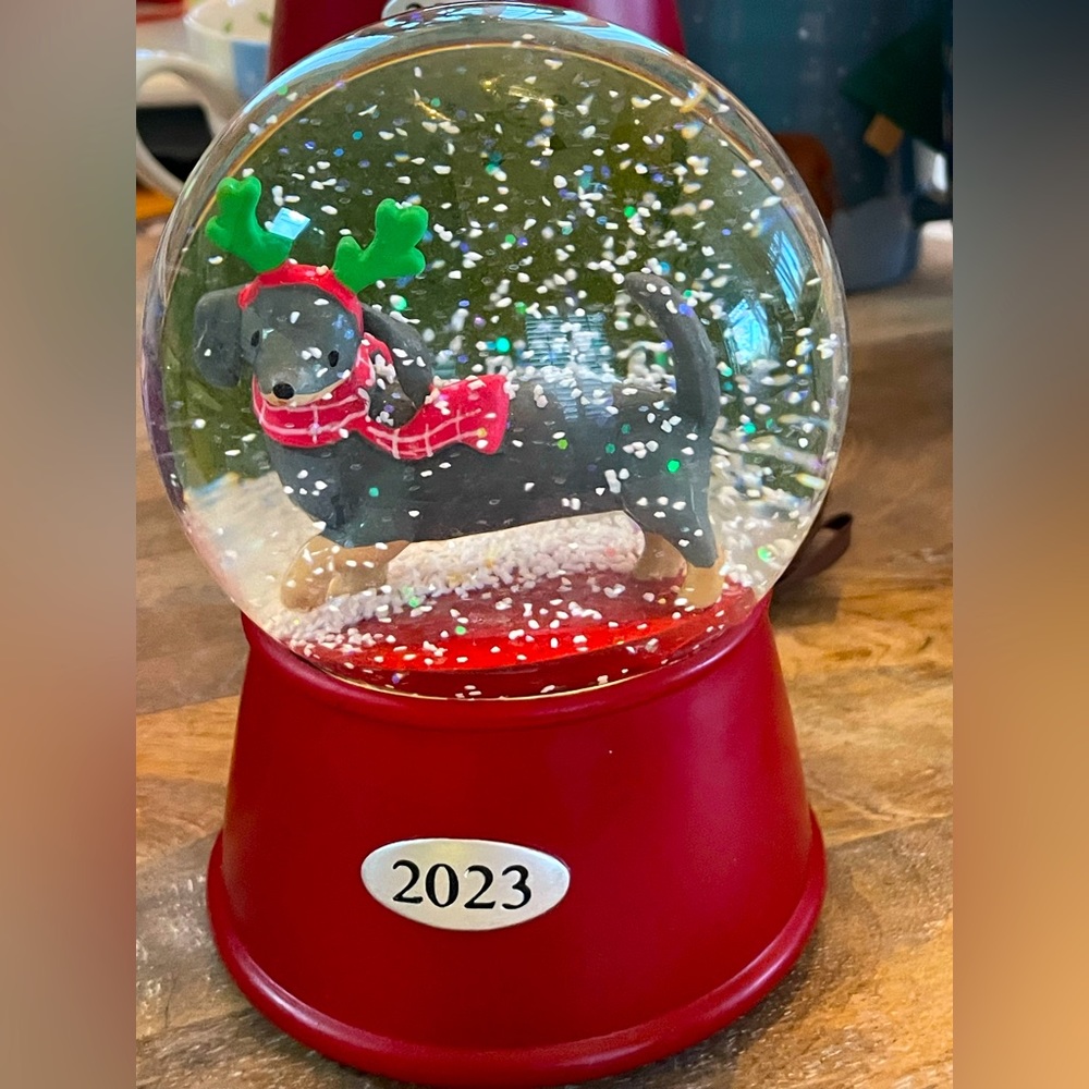 DACHSHUND CHRISTMAS SNOW GLOBE ALSO PLAYS JINGLE BELLS NWT snowglobe